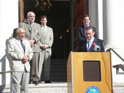 Ibarretxe ayer por la mañana en la escalinata frente al Ayuntamiento de South San Francisco, California. El primero por la izquierda es el alcalde anfitrión (foto EuskalKultura.com)
