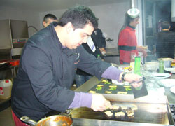 Pantxo Bedalauneta, preparando su pintxo en el "Arzak de Oro"