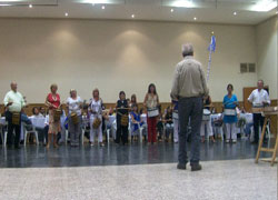 Los participantes interpretan la martxa de San Sebastián dirigidos por Alfonso Picón