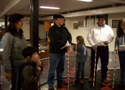 El grupo de niños y adultos que cantó las coplas de Santa Águeda en la Euskal Etxea de Boise