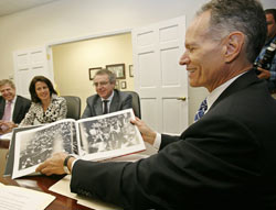 El alcalde-presidente de Miami-Dade muestra a Sanz y Barcina un libro sobre los sanfermines