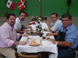 Una de las mesas que festejaron Aberri Eguna en Euskal Etxea de DF (fotos CV de México DF)