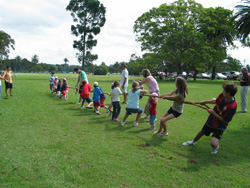 Txikien sokatira Sydneyko Aberri Eguneko une koloretsuenetakoa izan zen (argazkiak Sydney EE)