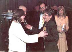 En imagen, Fca. Vicente, bibliotecaria de Eusko Aterpea de Gral. Rodríguez, recibiendo uno de los premios que obtuvo en 2007 por parte de la Municipalidad y la Provincia de Buenos Aires