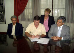 En imagen, las dos partes firmando el acuerdo
