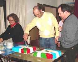 Santa Cruz probintziako 'Hegoalde Argentinarra' EEko kideak ikurriña eta bandera argentinarra marraztuta daramatzan tarta zatitzen joan den uztailean eginiko elkarretaratze batean