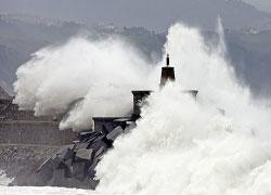 En imagen, el espigón de Zumaia bajo las olas