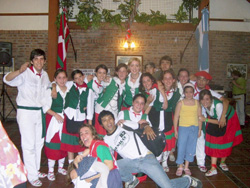 Foto de grupo de algunos de los jóvenes dantzaris del cuerpo de baile de la Euskal Etxea de Cañuelas