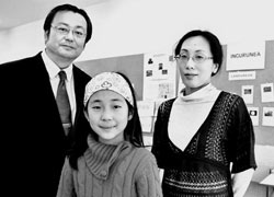Fuminobu, Moeko y Kaori Okabe, en un aula de la Ikastola Amaiur (foto Diario de Noticias)