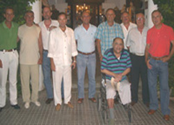 Paco Aguiló, a la derecha sentado en una silla de ruedas, rodeado de sus amigos y compañeros pelotaris en Mallorca (foto Matías Barceló)