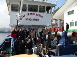 Los estudiantes junto a la tripulación del San Fermín Berria de Hondarribia