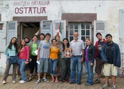 Participantes del año pasado junto al alcalde de Azkarate Jean Michel Galant (foto EuskoSare)