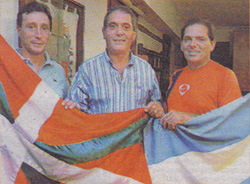 Marcelo Zozaya (coordinador fútbol), Javier Clúa (presidente CV) y Daniel Borghetti (profesor fútbol) en la presentación de la Escuela (foto El Día)