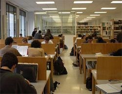 Estudiantes en una biblioteca de la UPV-EHU