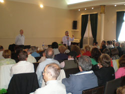 Aspecto que mostraba el pasado sábado la sala del Laurak Bat porteño durante la exposición de Josu Legarreta y Andoni Martín (foto EuskalKultura.com)