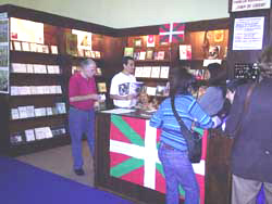 Stand de la Fundación Juan de Garay, en ediciones anteriores de la feria (foto EuskalKultura.com)