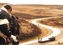 Un momento del rodaje en los desolados paisajes de la Patagonia. En la carretera se aprecia el diminuto tamaño de Martin frente a la naturaleza local