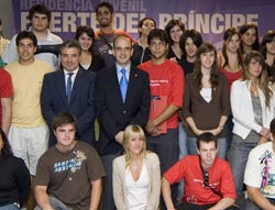 El consejero Catalán posa junto a los jóvenes participantes del Curso en su edición de 2007