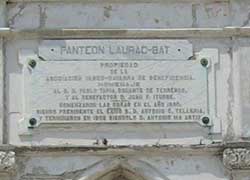 Placa del impresionante panteón Laurac-Bat que se encuentra en un lugar espectacular de La Habana (foto Rakel Agirre-Berria)