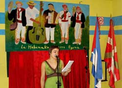 La bertsolari Ainhoa Agirreazaldegi en el Aberri Eguna de La Habana (foto Rakel Agirre-Berria)