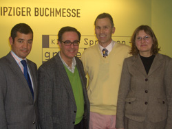 Xabier Azanza (director gerente de ENAI), Gonzalo del Puerto (Instituto Cervantes Berlín); Eduardo Gil Bera (escritor) y Ute Rassloff (experta en literatura eslovaca) en la Feria de Leipzig