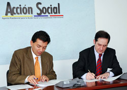 El director de la Agencia Presidencial Acción Social de Colombia, Luis Alfonso Hoyos, y el secretario General de Acción Exterior del Gobierno Vasco, Iñaki Aguirre Arizmendi, firmando el memorando 