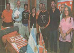 Daniel López (tercero por la izquierda), junto a José María Azarloza, presidente del Centro Vasco, la vicepresidenta Ana María Irigoyen y amigos del caminante (foto Diario La Capital) 