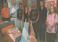 Daniel Lopez (hirugarrena ezkerretik), Jose Maria Azarloza Euskal Etxeko lehendakariarekin batera, Ana Maria Irigoyen, lehendakariordea, eta ibiltariaren lagunekin (argazkia Diario La Capital)