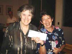 Ana María Iturrioz (derecha), junto a María Elena Etcheverry, muestra sonriente el boleto ganador en el sorteo realizado el año pasado durante la celebración del Euskararen Eguna 