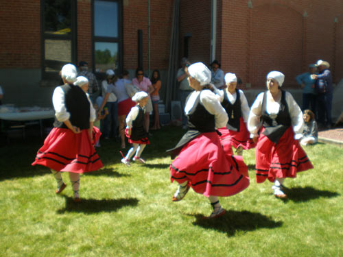 Chicas dantzaris de Zaharrer Segi bailando durante el Día del Museo de Buffalo en verano de 2008 (foto EuskalKultura.com)
