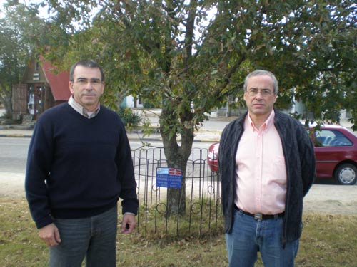 Los integrantes de la euskal etxea sabalera Alberto Bonjour Ansoleaga y Javier Urricariet frente al retoño del Arbol de Gernika que crece en José Lacaze plantado por la colectividad vasca en 1997 (foto EuskalKultura.com)