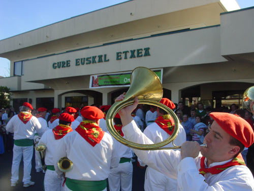 San Francisco Klika coming into the San Francisco Basque Cultural center (photo EuskalKultura.com)