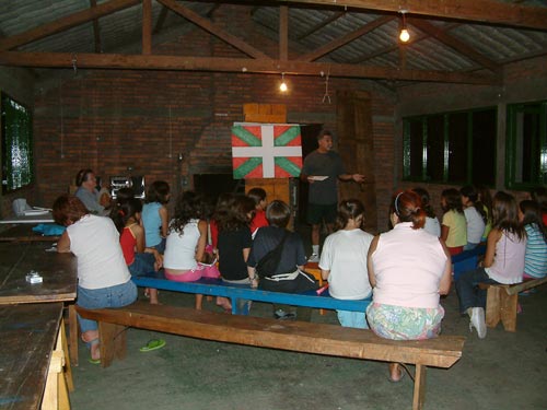 Sesión de la colonia de verano para niños y jóvenes que organiza FIVU cada año