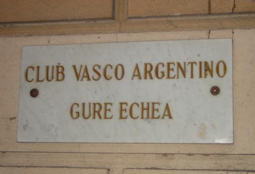 Placa a la entrada del 'Gure Echea' (foto EuskalKultura.com)