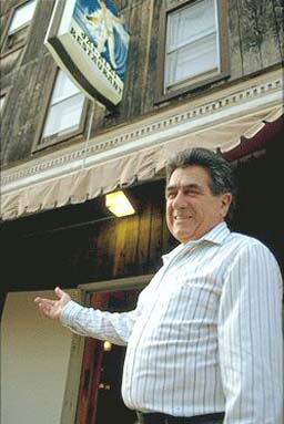 The founder of Jai-Alai, Iñaki Cenicacelaya, in front of the restaurant in Dover, New Jersey (photo archive EuskalKultura.com)