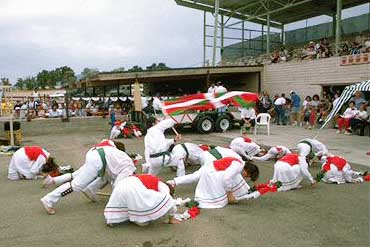 Utah-ko Triskalariak en una actuación en el seno del Festival Vasco de Ely, Nevada (foto EuskalKultura.com)