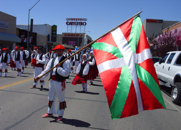 Boise Oinkari Basque dancers at the Elko 4th of July parade. John Krakau holds the Basque flag (photo EuskalKultura.com)