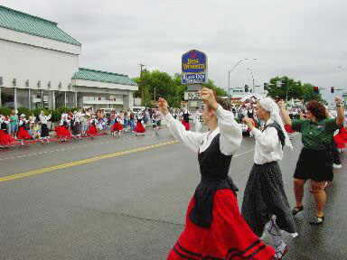 Elkoko "Arinak" taldeko dantzariak "Basque National Festival"eko kabalkadan parte hartzen