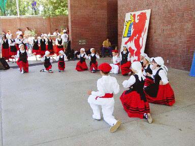 Reno "Zazpiak Bat" clubs young dancers