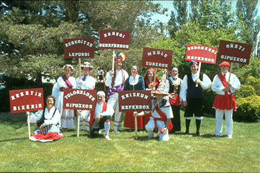 Fotografía de aechivo de miembros de Zenbat Gara, vestidos con trajes de bailes de las siete provincias de Euskal herria (foto EuskalKultura.com)