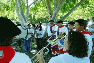 Imagen de archivo de la Klika de Bakersfield tocando en el festival vasco de Ventura County (foto EuskalKultura.com)