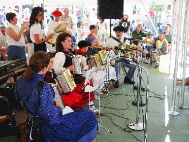 Members of Txantxangorriak performing in Boise for their first time (photo EuskalKultura.com)