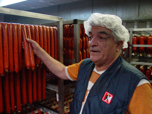 El durangués Juan Elejabarrieta, ex pelotari y uno de los fundadores de Elore muestra algunos de sus productos (foto EuskalKultura.com)
