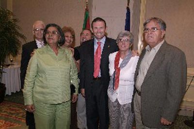 Miembros de la colectividad vasca de Puerto Rico junto al lehendakari Ibarretxe (foto Jon Bernárdez)