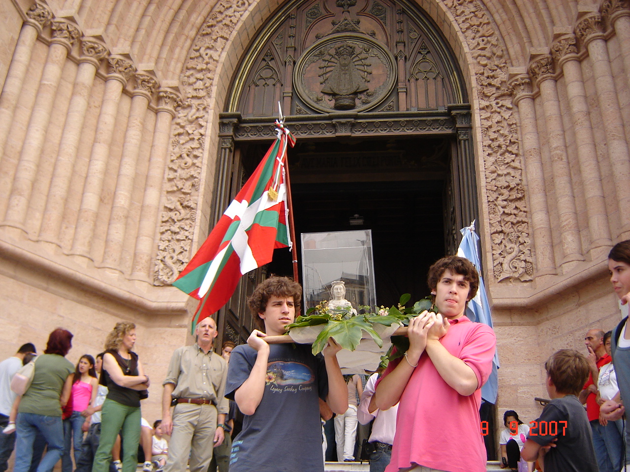 Procesión en la Basílica de Luján de la Virgen de Arantzazu, que cuenta con un altar en el templo, a manos de miembros de la colectividad vasca local