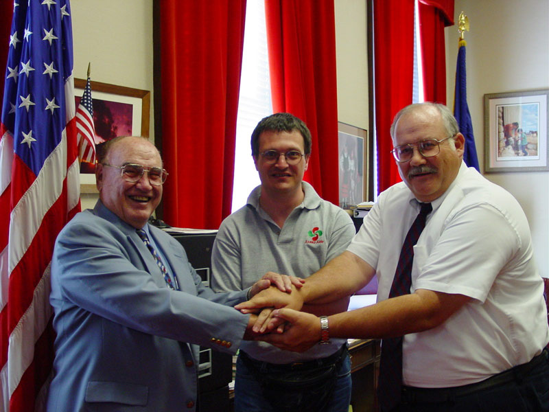 Pete Cenarrusa pictured with journalist Joseba Etxarri and Ben Ysursa, Idaho Secretary of State (photo EuskalKultura.com)