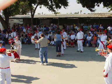 Couples dancing to the music of the Chino Klika at a Southern California Basque Club's picnic (photo EuskalKultura.com)