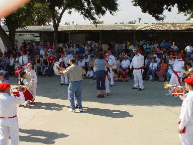 Bikoteak dantzan Chinoko Klikak jotzen duen pieza bati segituz "Southern California Basque Club"en Euskal Piknikan (argazkia EuskalKultura.com)