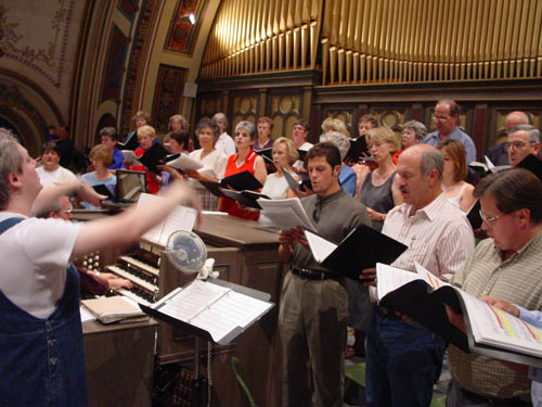 Actuación del coro vasco Bihotzetik de Boise en la Catedral de St. John, en Boise (Foto EuskalKultura.com)