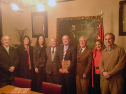 Patxi Baztarrika y la asesora Lorea Bilbao junto a la directiva del centro Laurak Bat de Buenos Aires, que visitaron el martes (foto de archivo)